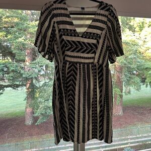 Old Navy Black and White patterned Dress. With pockets!